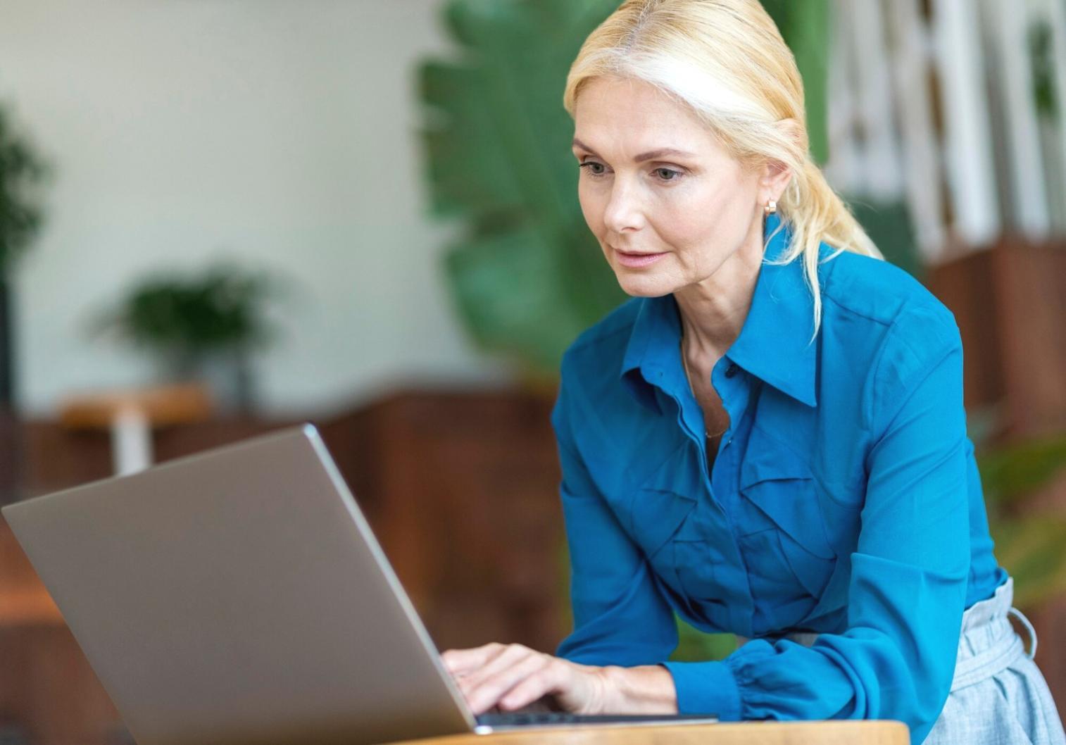 Espacio de trabajo moderno con tecnología financiera